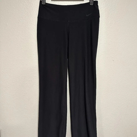 Nike Dri-Fit Flared Leggings in Size Small Short Black - Picture 1 of 6